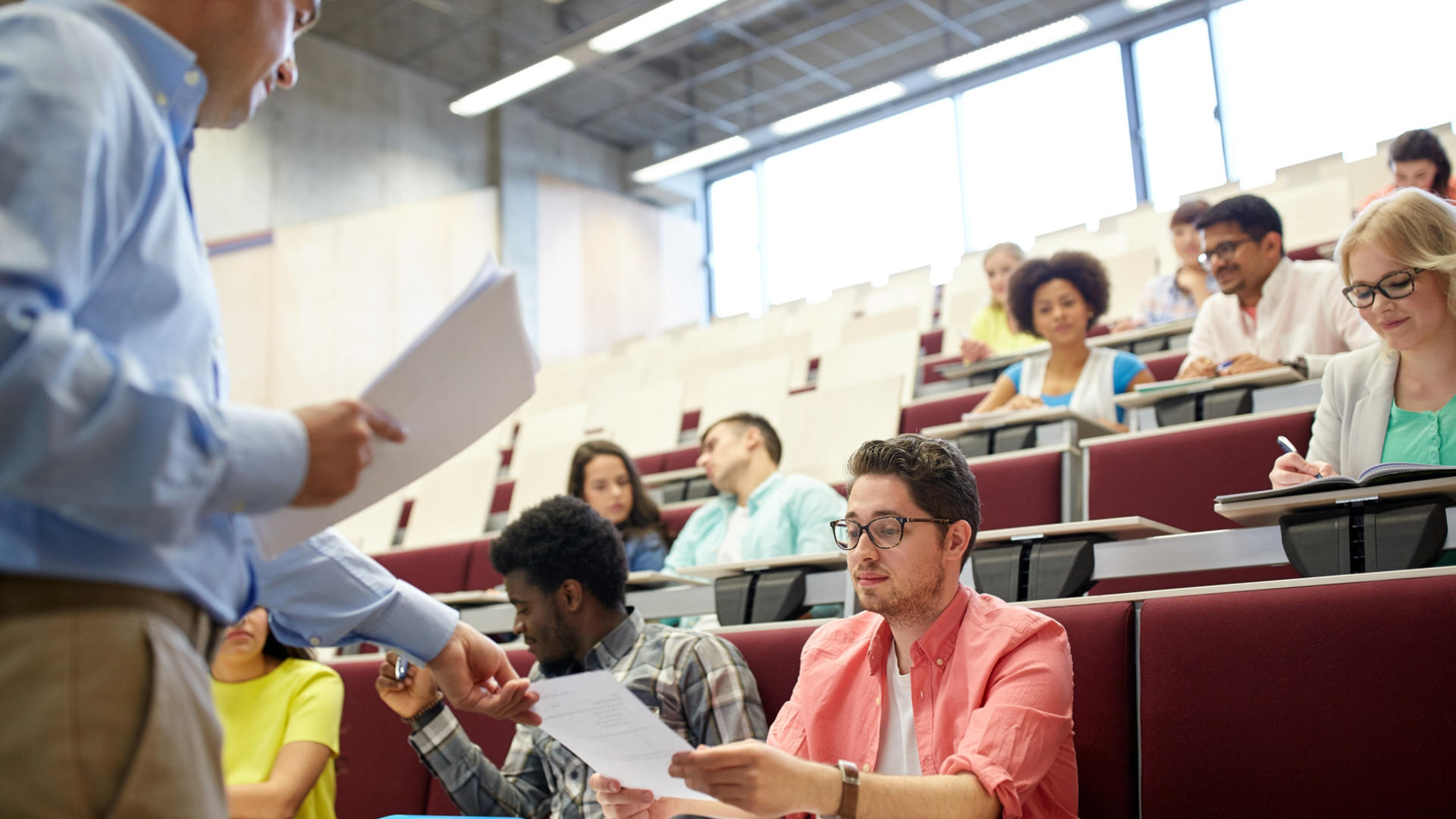 Etudiants dans l'amphithéâtre d'une université française étudiant université copie professeur amphithéâtre