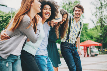 groupe étudiants heureux